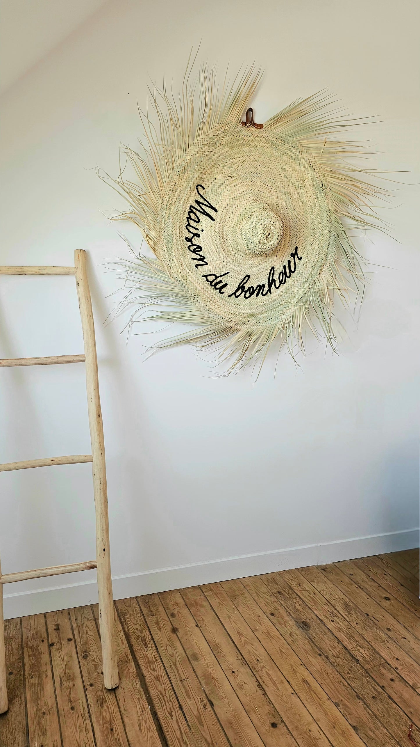Chapeau décoratif brodé