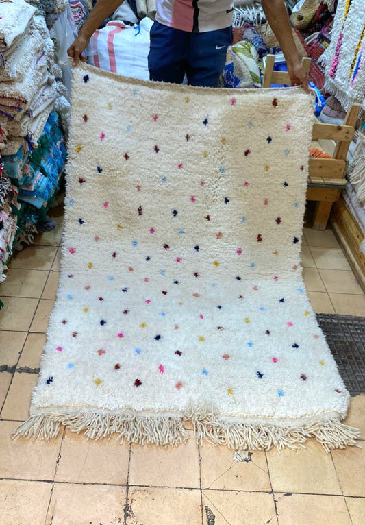 Tapis artisanal marocain à pois