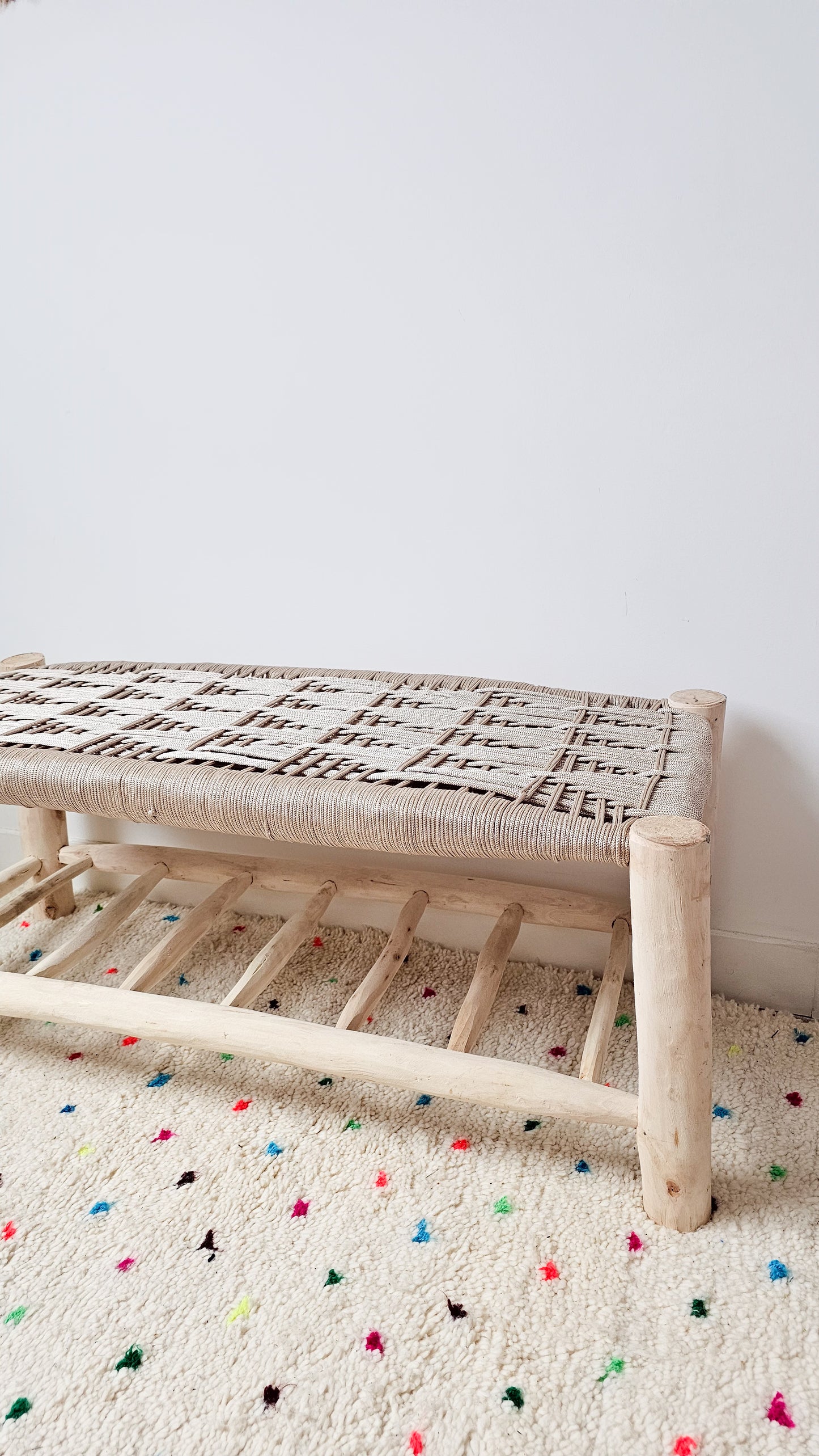 Banc traditionnel marocain en bois tressé