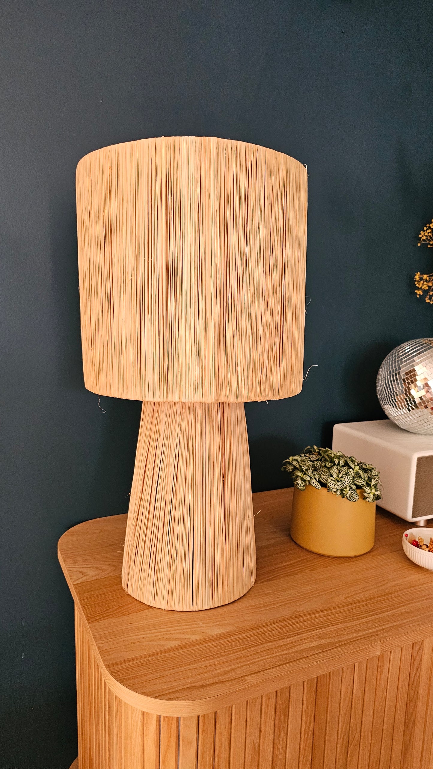 Lampe tressée en raphia