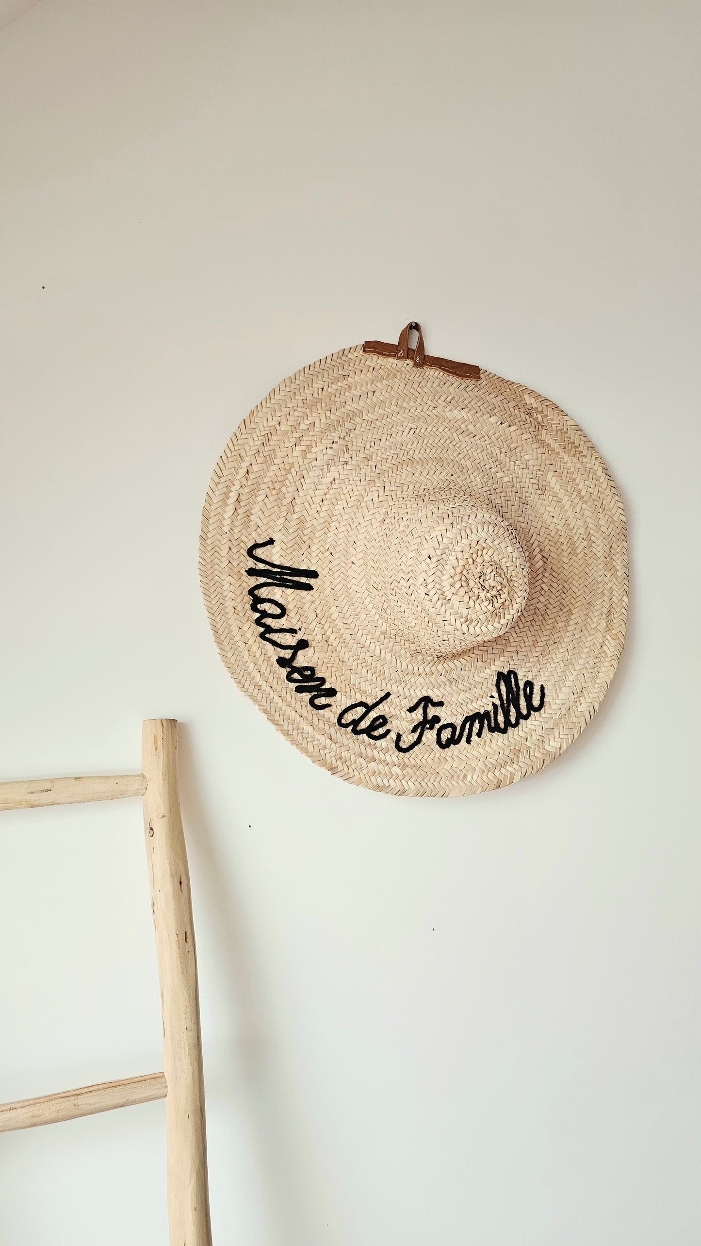 Chapeau décoratif brodé