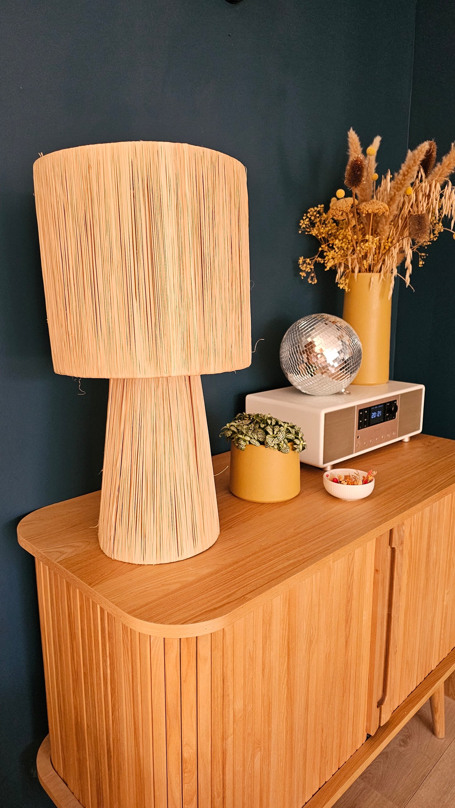 Lampe tressée en raphia