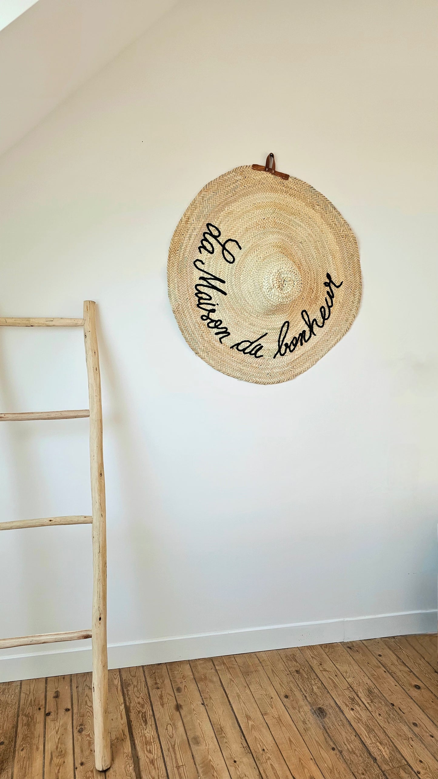 Chapeau décoratif brodé