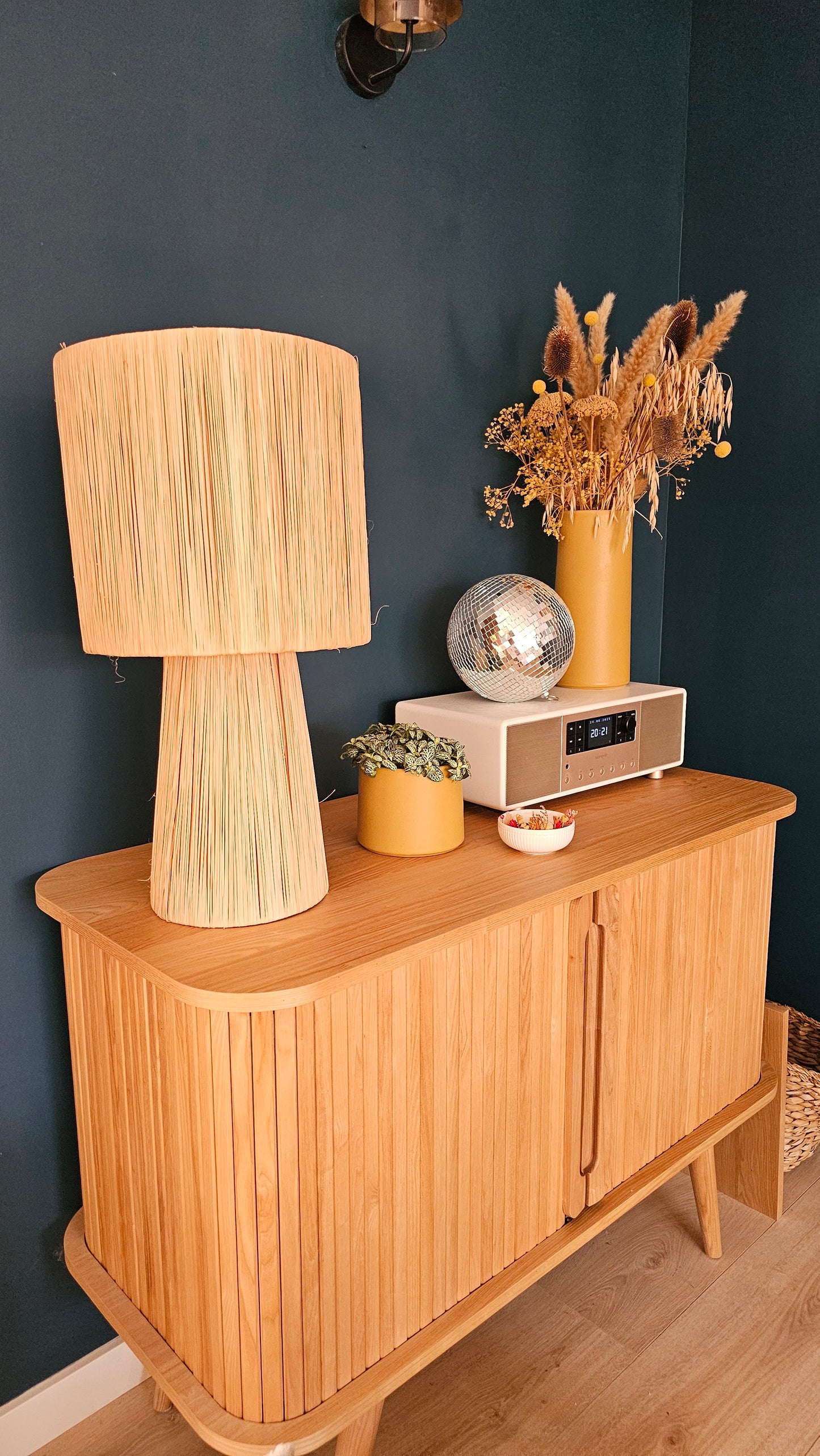 Lampe tressée en raphia