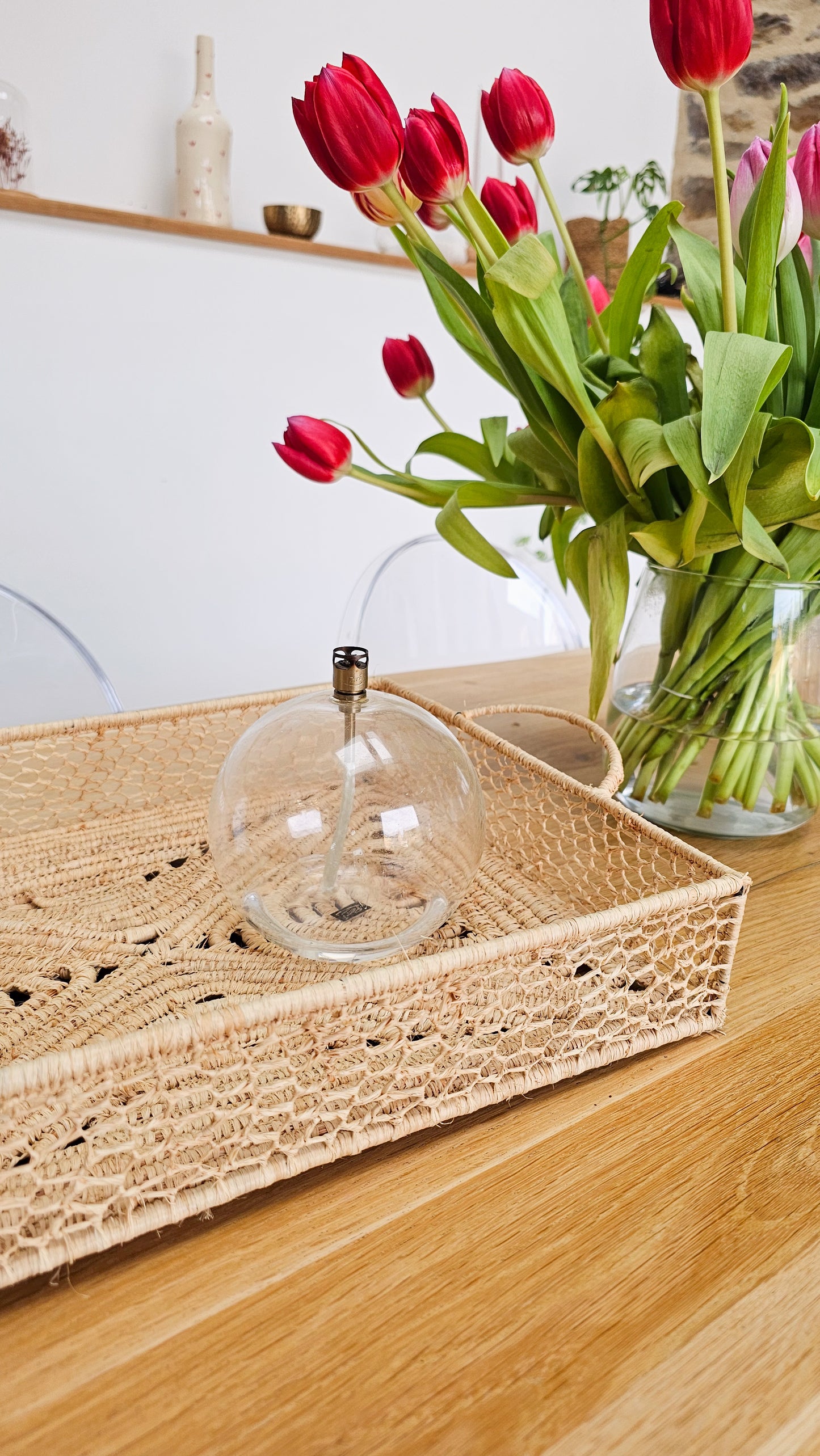 Plateau décoratif en raphia tressé