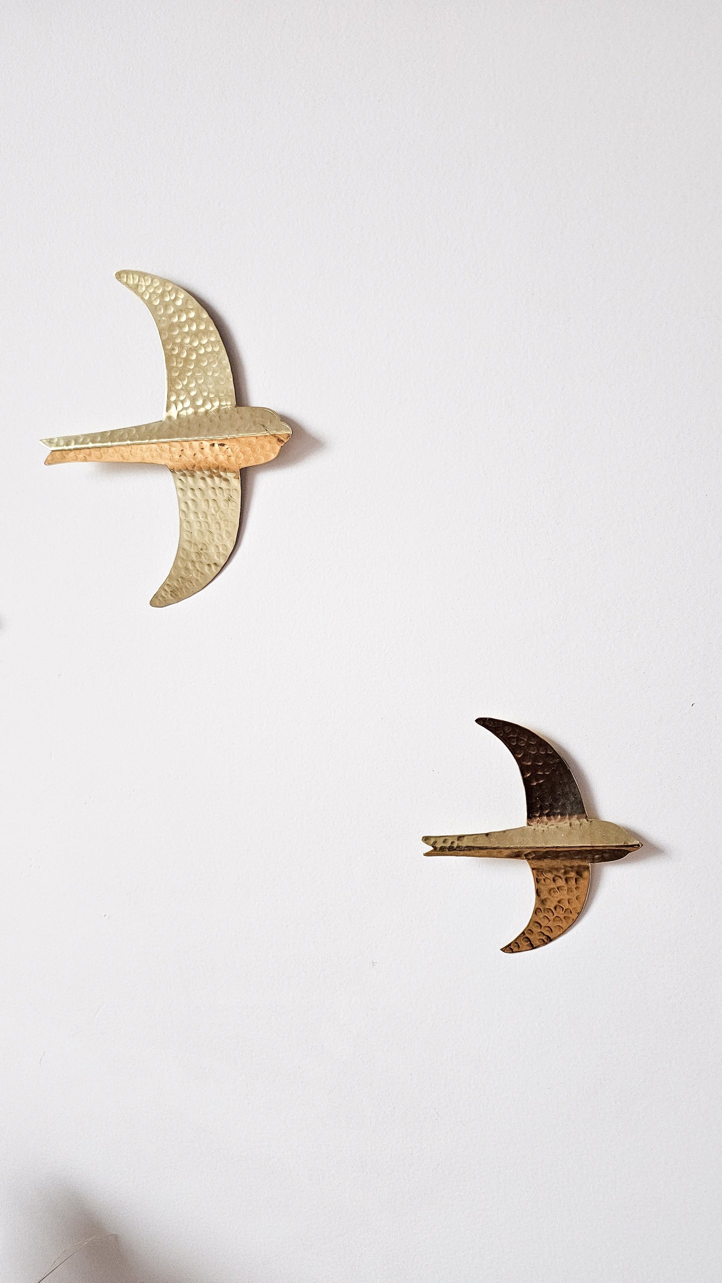 Hirondelles dorées martelées