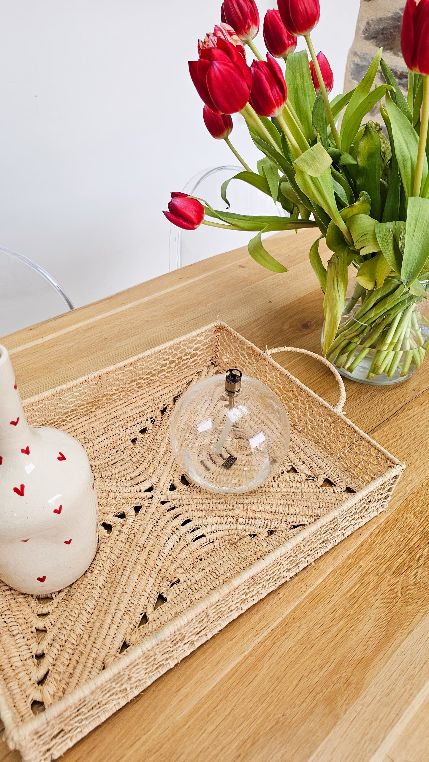 Plateau décoratif en raphia tressé