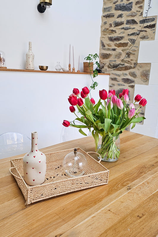 Plateau décoratif en raphia tressé