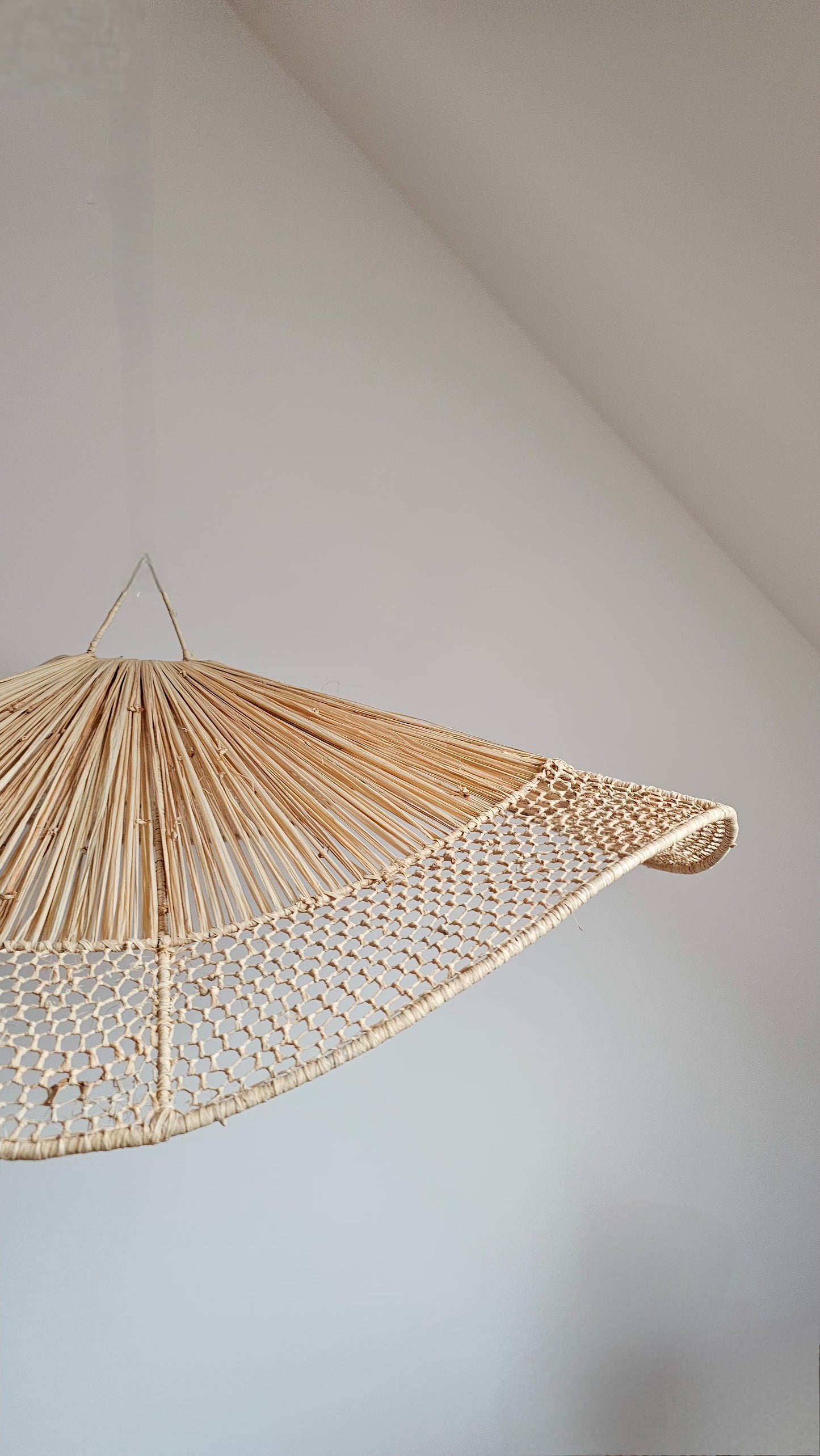 Suspension légère en raphia