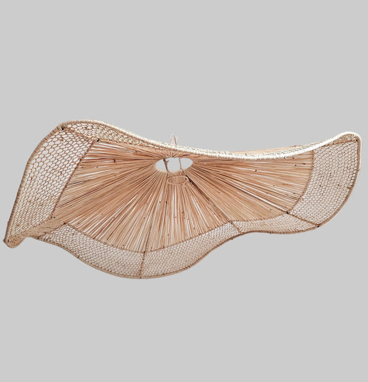 Suspension légère en raphia