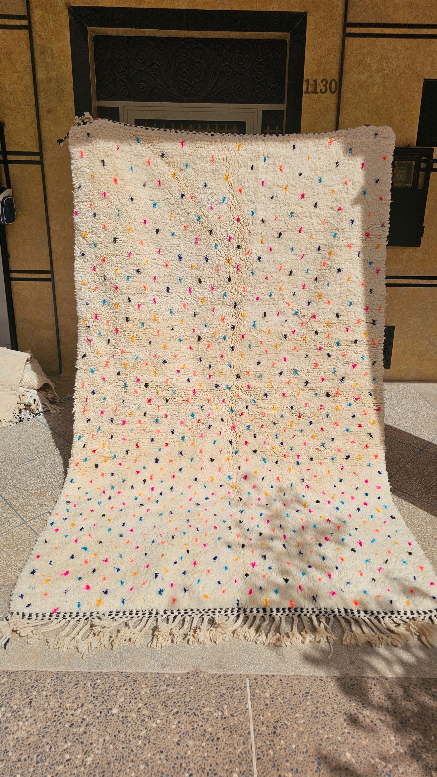 Tapis marocain à pois colorés