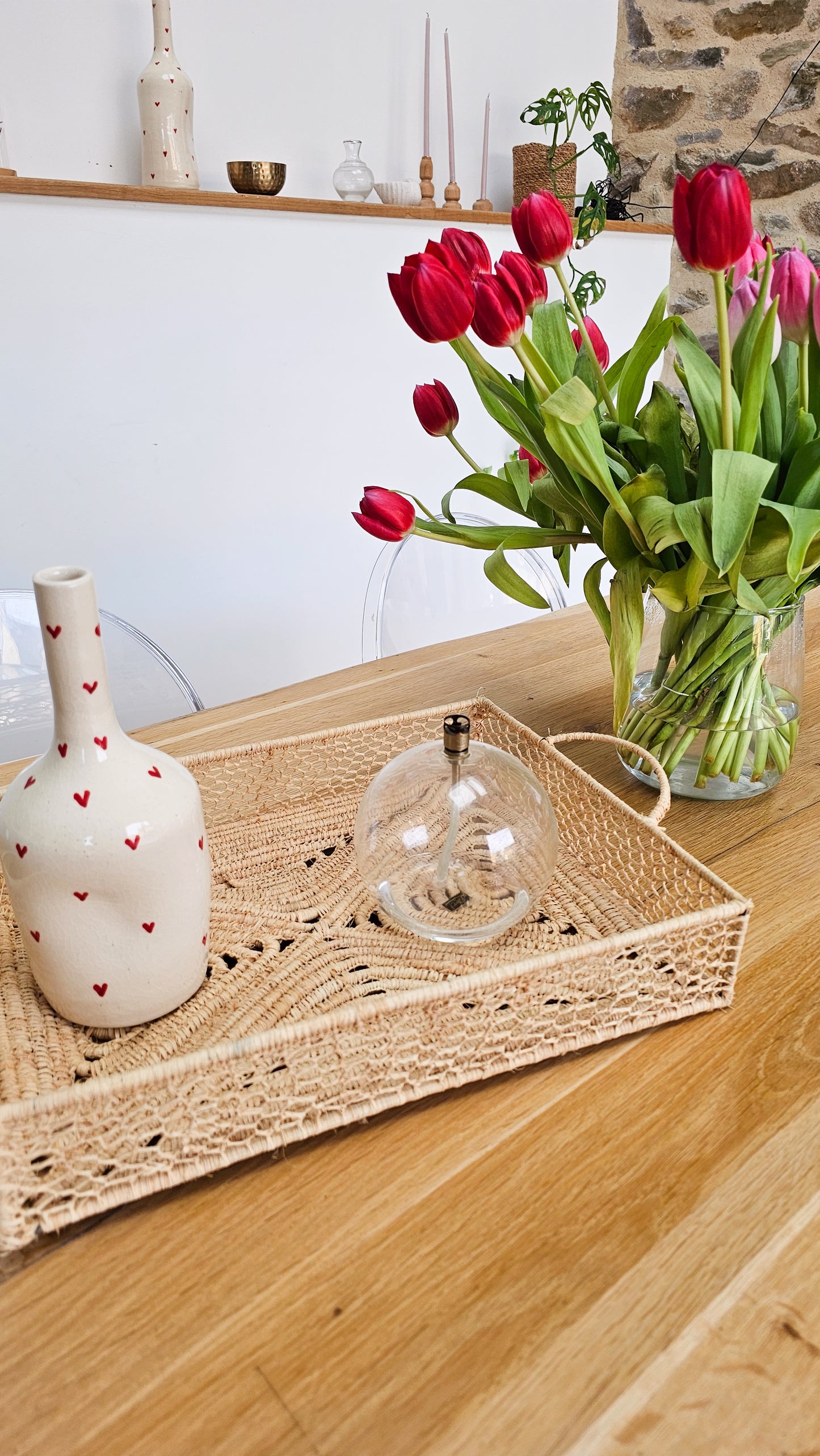 Plateau décoratif en raphia tressé