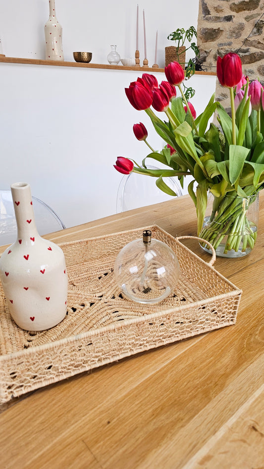 Plateau décoratif en raphia tressé